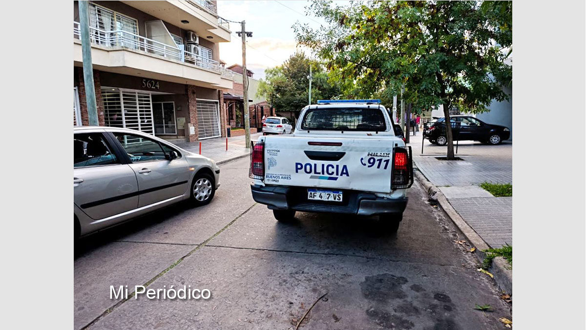 Efectivos de la Comisaría 9na realizan el relevamiento de cámaras tras el violento robo en Villa Bosch.