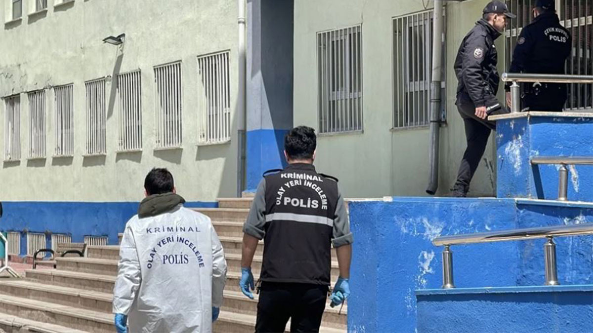 Estudiantes y personal de seguridad frente a una escuela tras los tiroteos en escuelas de Turquía