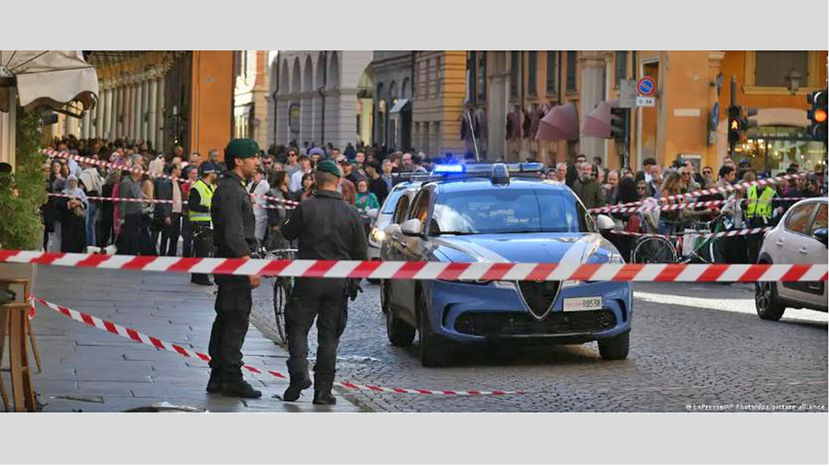 Efectivos policiales y ambulancias trabajando en la escena tras el atropello en Italia.