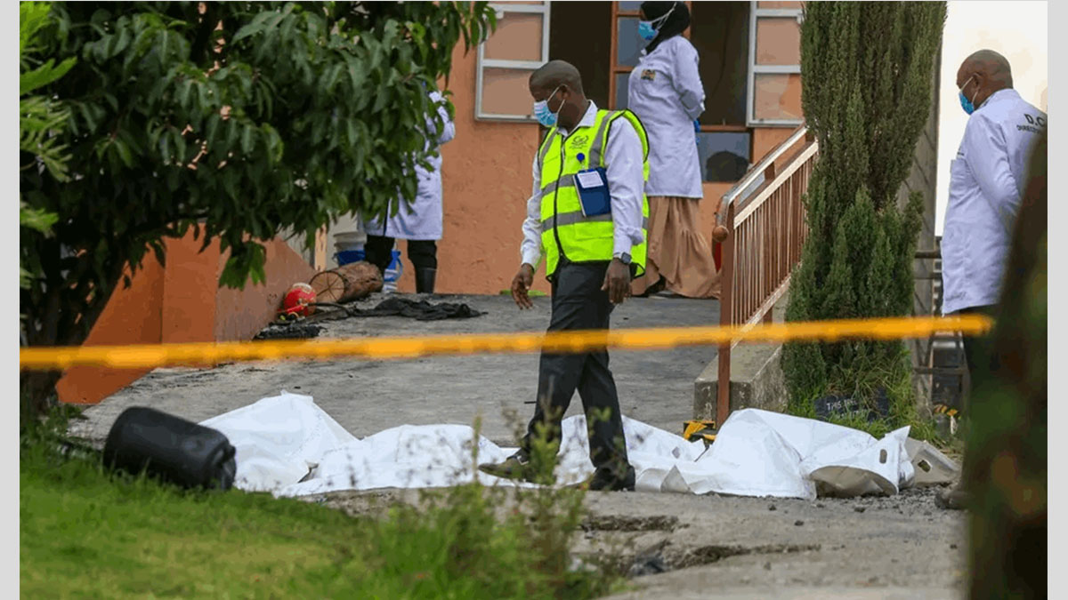 Equipos de emergencia en el lugar del incendio en colegio de Kenia que dejó 16 niñas muertas en Gilgil