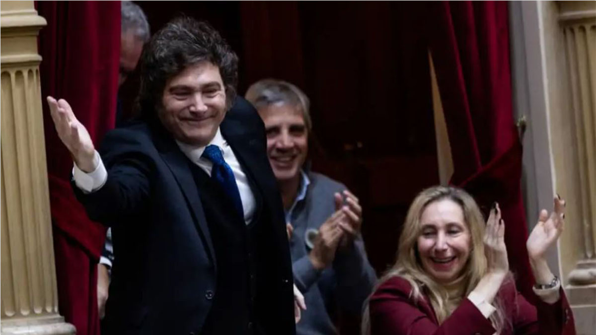 Javier Milei lanza el Súper RIGI desde el avión presidencial en su regreso desde Estados Unidos.