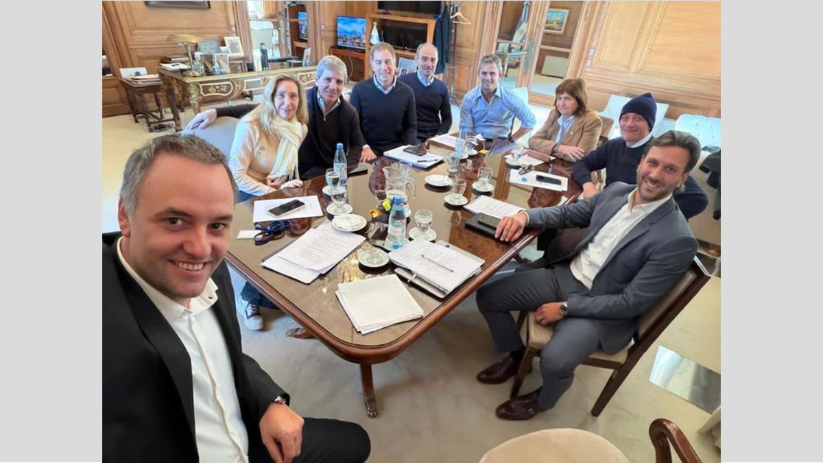 Mesa política en Casa Rosada con Caputo y Menem en medio de la interna libertaria.
