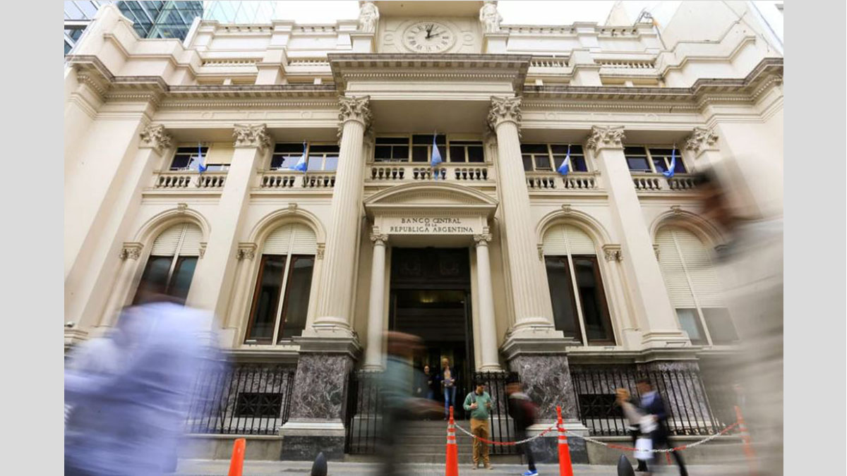 Empleados bancarios celebran acuerdo salarial tras conocerse que bancarios logran aumento récord alineado con la inflación de abril.