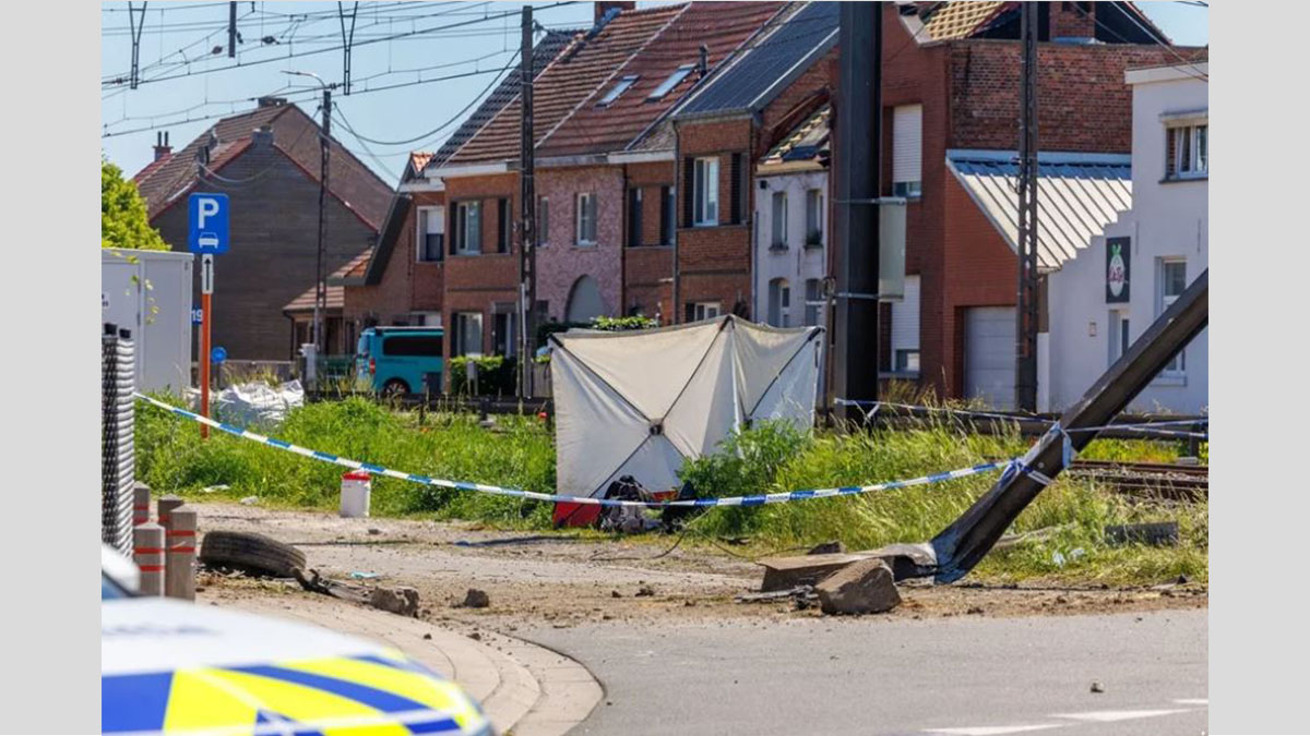 Rescatistas trabajan en el lugar del accidente ferroviario en Bélgica donde un tren embistió un minibús escolar en Buggenhout.