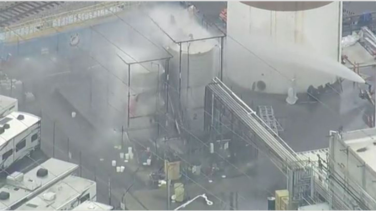 Equipos de emergencia trabajando en la emergencia química en California ante el riesgo de explosión de un tanque de metacrilato de metilo en Garden Grove.