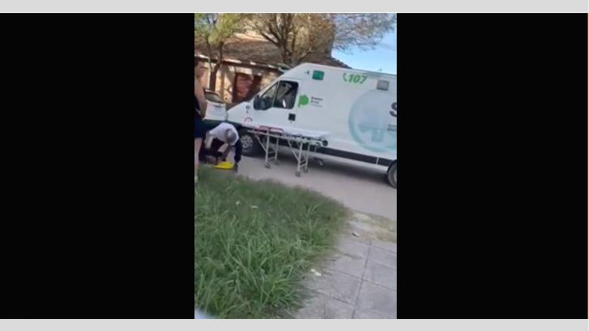 Policías y personal del SAME asisten a un adolescente en el piso tras recibir una golpiza a adolescente en Chascomús