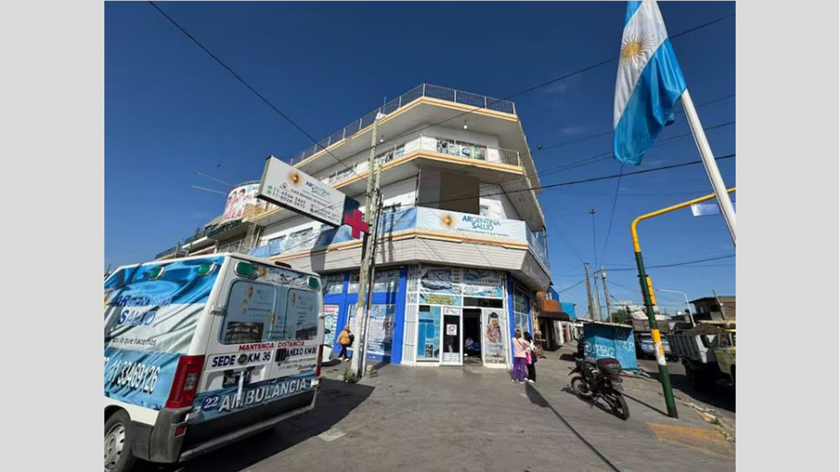 Clínica de médicos truchos en Catán: protestas frente al establecimiento de Argentina Salud.