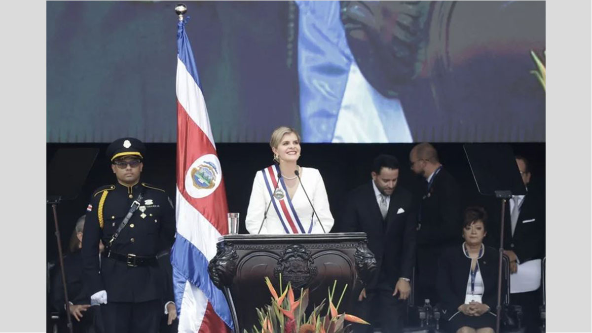 Laura Fernández, presidenta de Costa Rica, durante la ceremonia de jura en el Estadio Nacional de San José.
