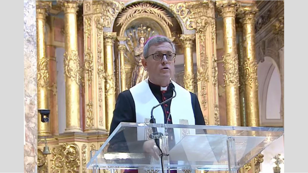 El arzobispo de Buenos Aires, Jorge García Cuerva, habla desde el altar de la Catedral Metropolitana durante el Tedeum del 25 de Mayo, gesticulando de frente a las autoridades.