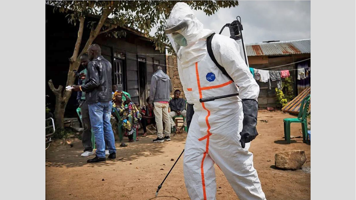 Trabajadores de salud con equipos de protección ante el brote de ébola en Uganda.
