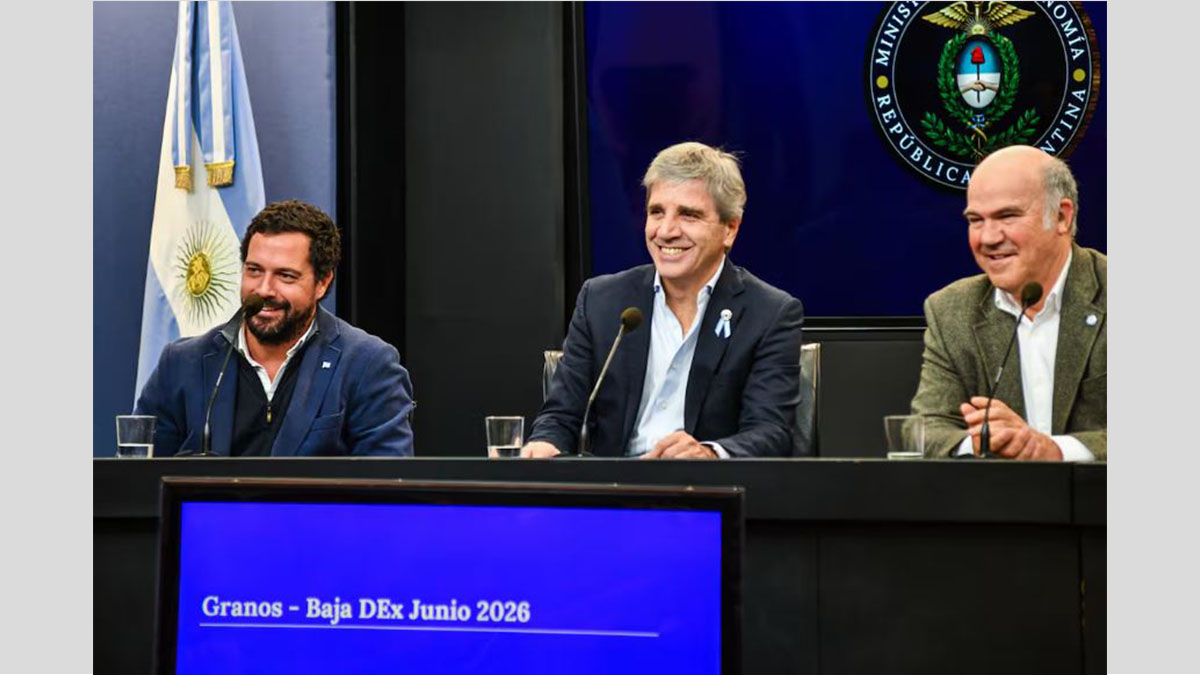 El ministro Luis Caputo anuncia la baja de retenciones al campo en conferencia de prensa en el Palacio de Hacienda.