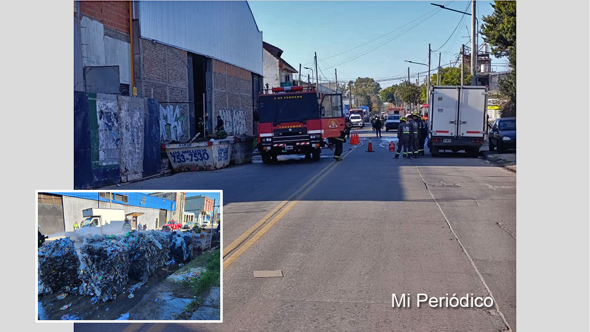 Bomberos trabajando para extinguir el incendio en Loma Hermosa sobre la calle Hugo del Carril