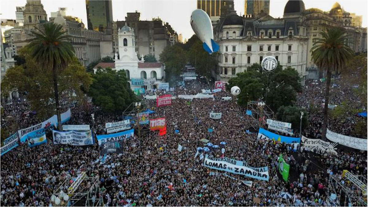 Docentes y estudiantes universitarios durante la marcha federal en Plaza de Mayo, Buenos Aires