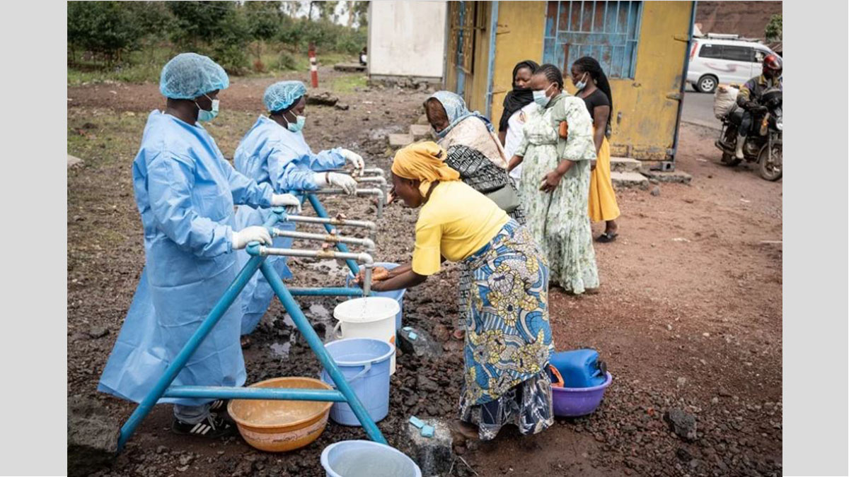 Personal sanitario trabaja en el terreno durante la epidemia de ébola en el Congo en la provincia de Ituri.