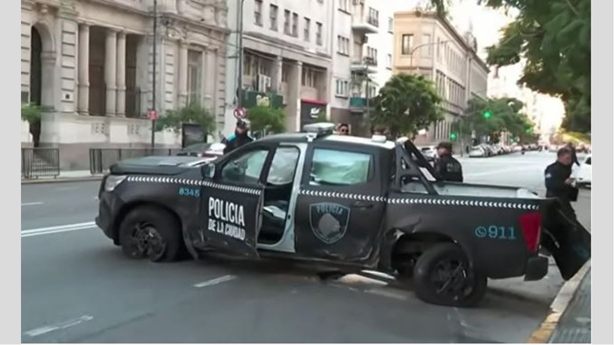 Accidente en Balvanera: patrullero volcado en Corrientes y Callao