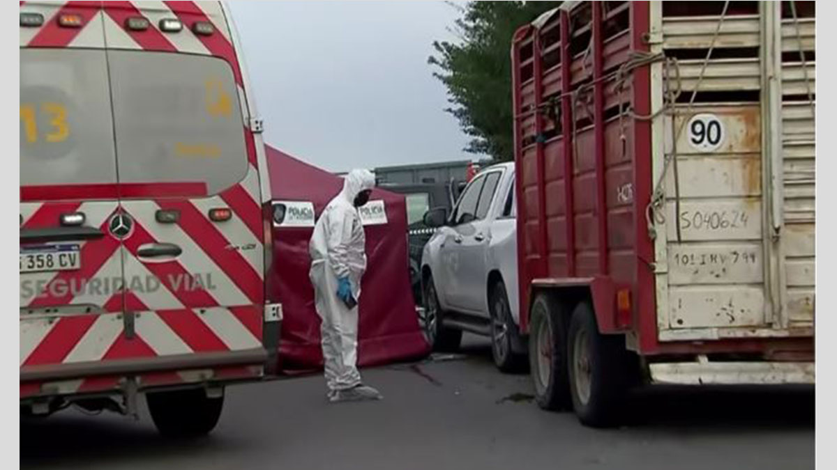 Peritos trabajan en la escena de la muerte en peaje Avellaneda sobre la autopista Perito Moreno, sentido a provincia.