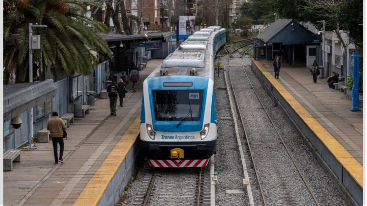 Pasajeros esperando el tren en estación metropolitana, en el marco de la suba de trenes del AMBA confirmada para 2026.