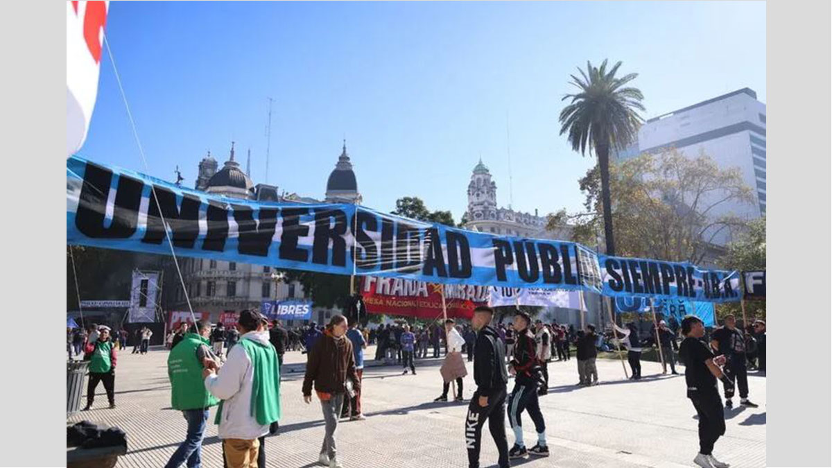 Multitud en la marcha universitaria en Argentina recorre el centro de Buenos Aires