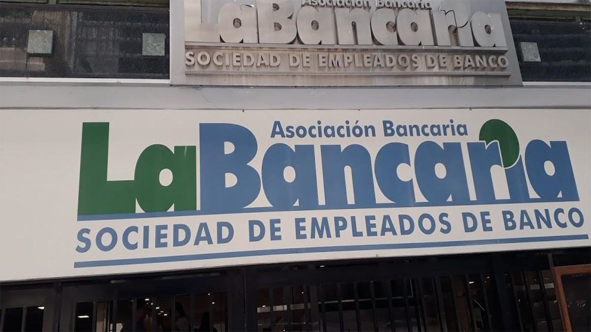 Trabajadores bancarios celebran el aumento bancario junio 2026 que fijó el piso en $2.437.232