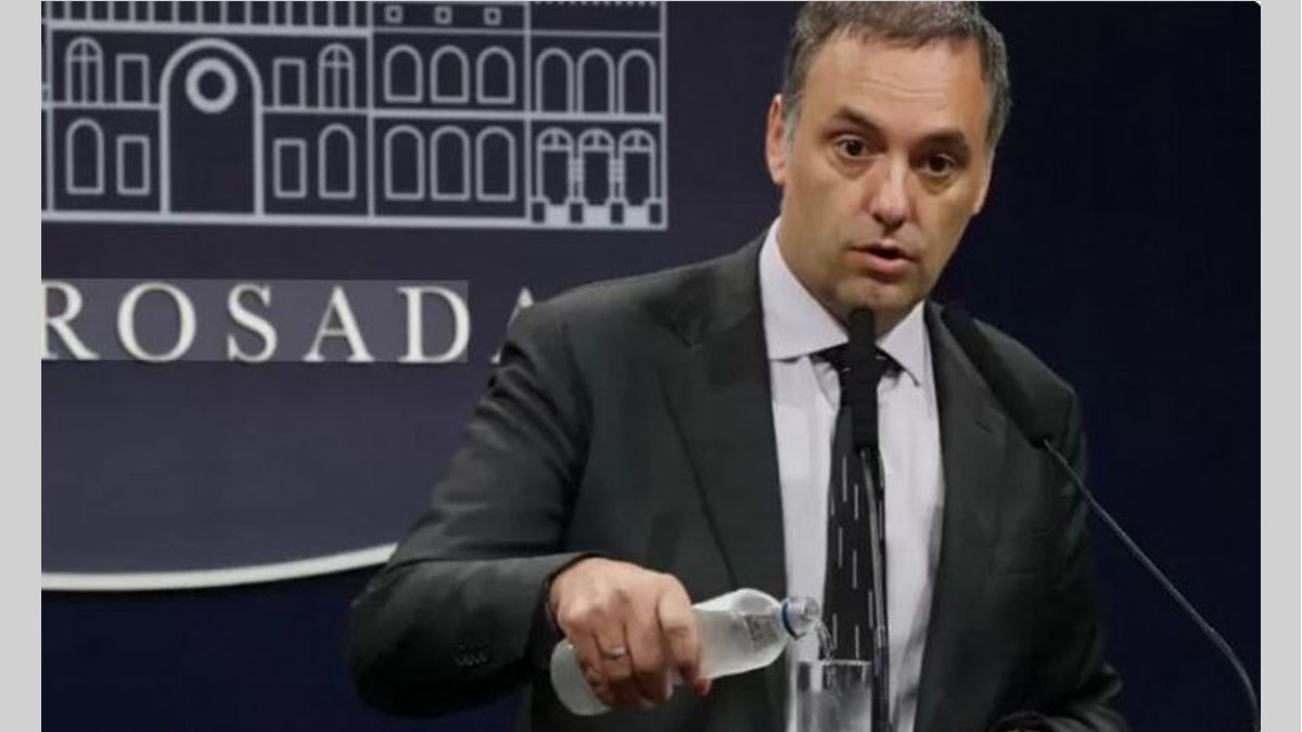 Manuel Adorni durante la presentación de su declaración jurada ante la Oficina Anticorrupción