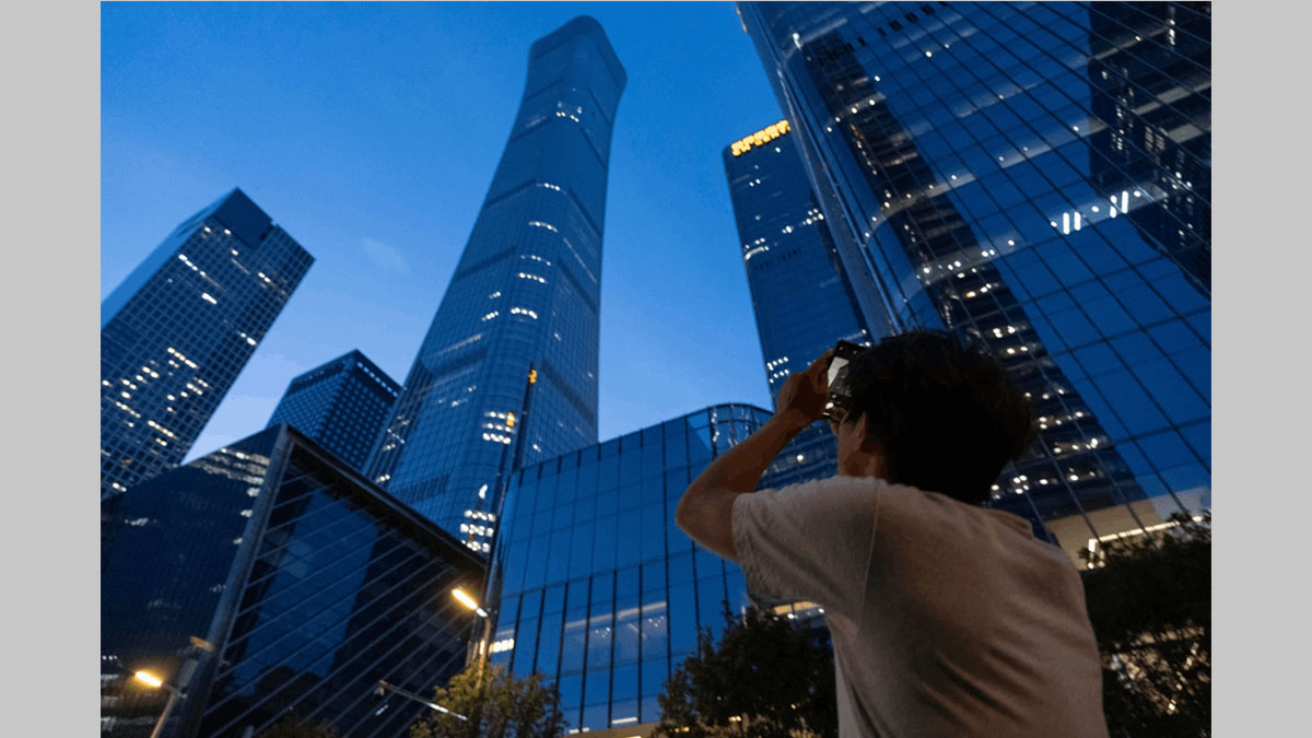 Fachada dañada tras el choque de avioneta en Pekín, en la Torre CITIC