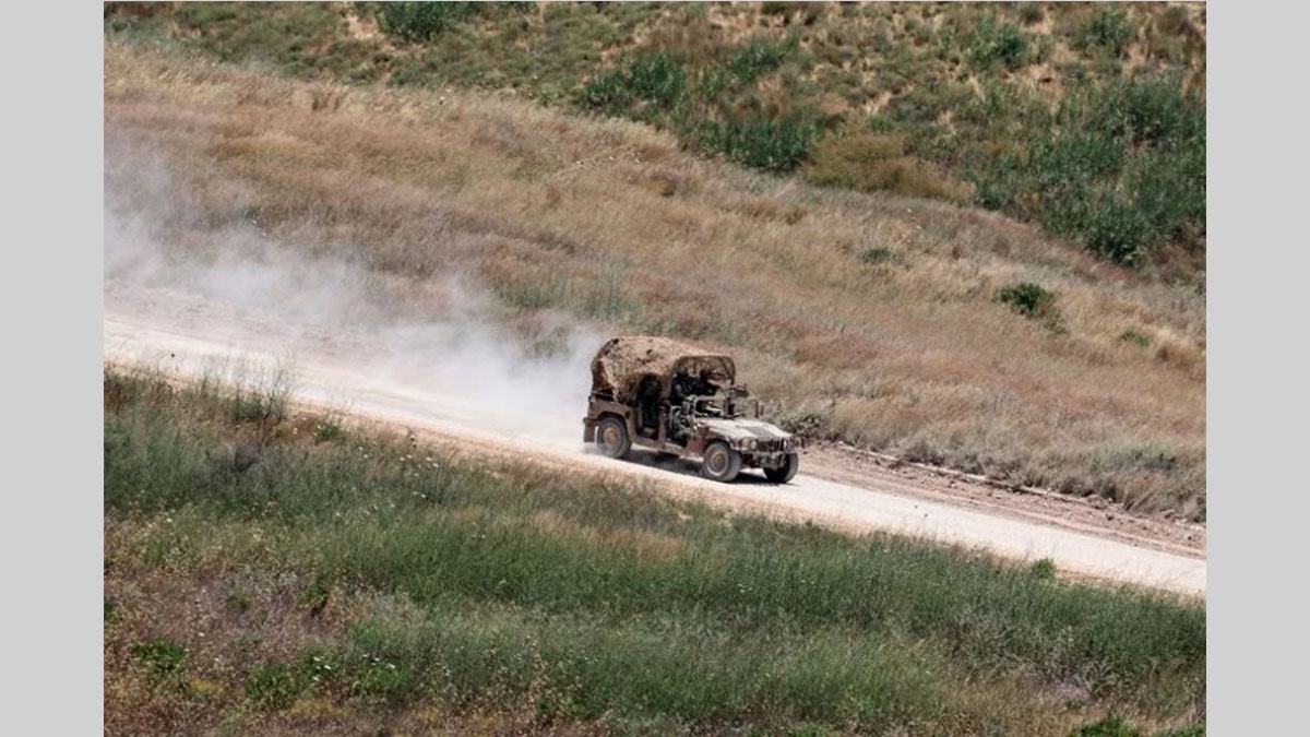 Vehículo destruido en el sur del Líbano tras un ataque israelí que vulnera el acuerdo con Irán firmado horas antes.