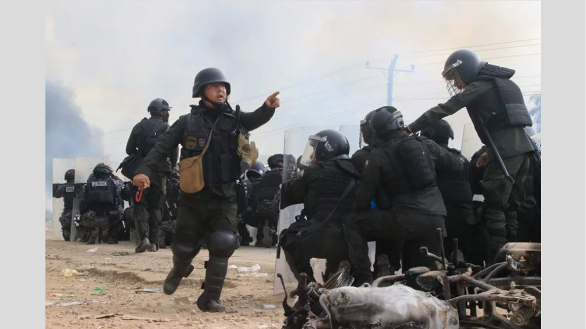 Policías bolivianos durante un operativo de desbloqueo de rutas en Santa Cruz en el marco de los bloqueos en Bolivia