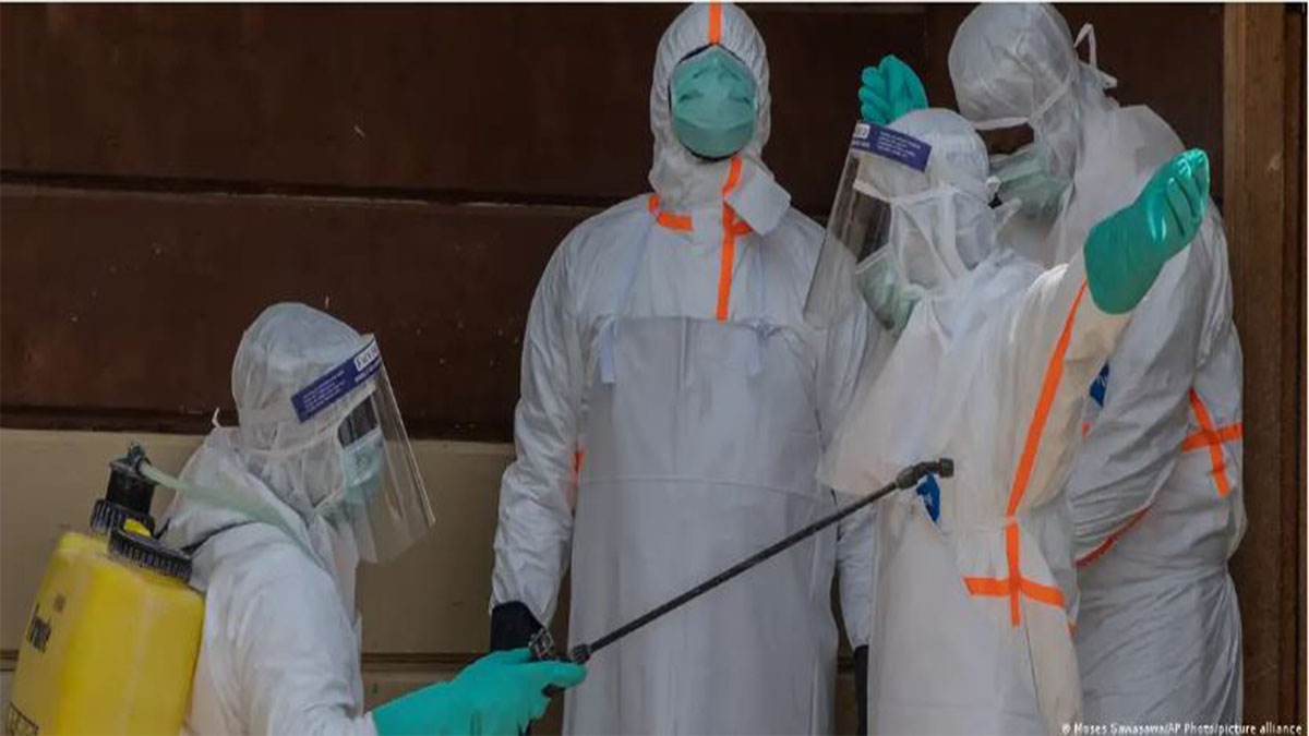 Personal sanitario traslada con protocolo de seguridad al primer caso de ébola en Francia detectado en un médico repatriado.