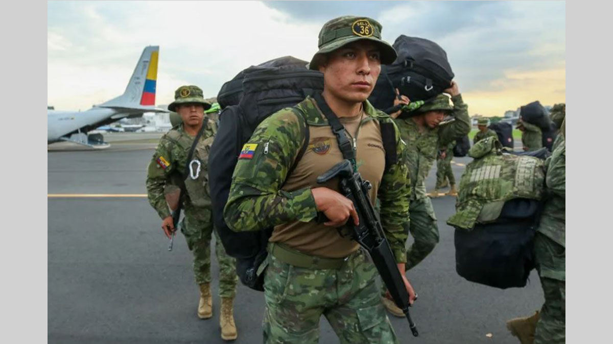 Militares ecuatorianos durante el despliegue militar en Ecuador en las provincias de Guayas, Manabí, El Oro y Los Ríos para combatir el crimen organizado.