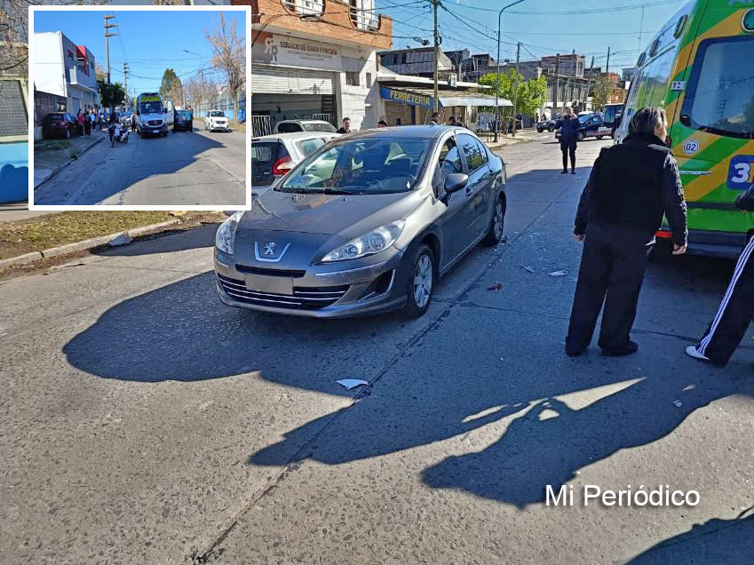 Choque en Tres de Febrero sobre avenida Benito Pérez Galdós: un Peugeot 408 quedó involucrado en el impacto que dejó heridos a una mujer y su hijo de 4 años.