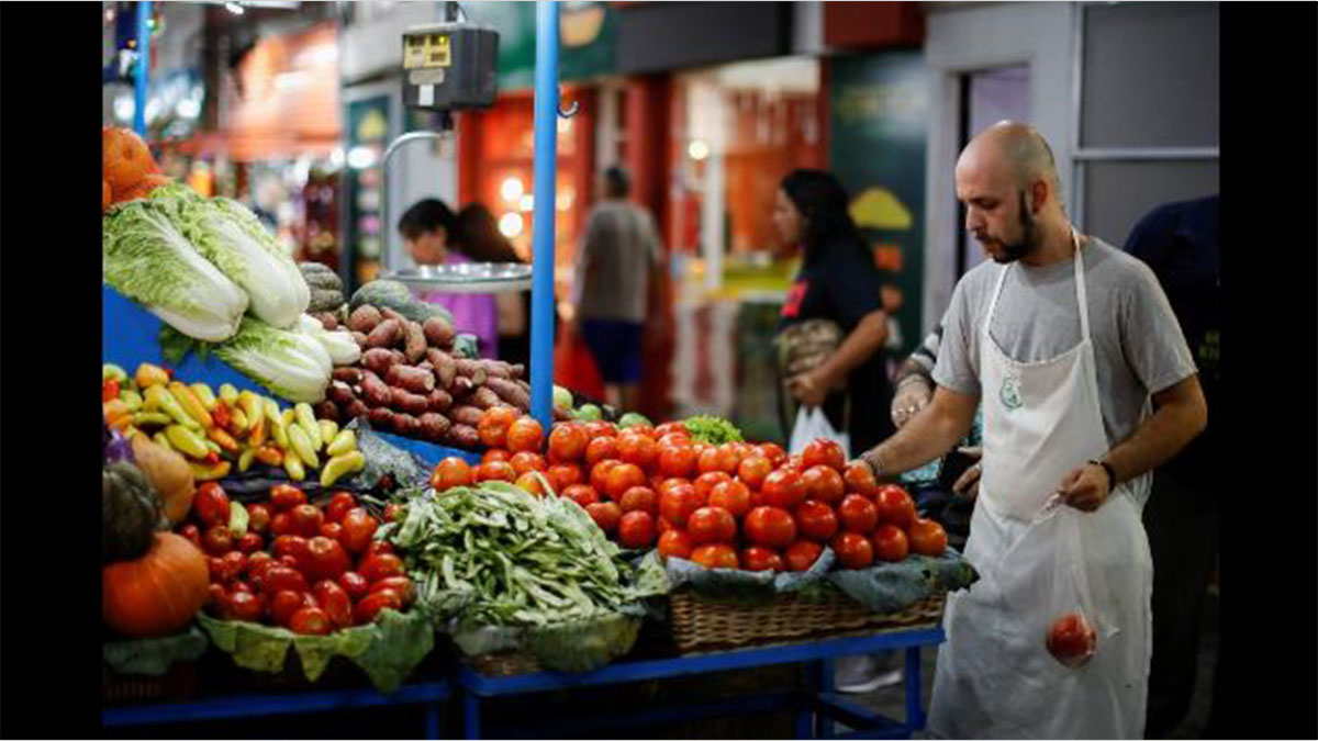 Familia haciendo compras en supermercado mientras sube la canasta básica en mayo según datos oficiales del INDEC