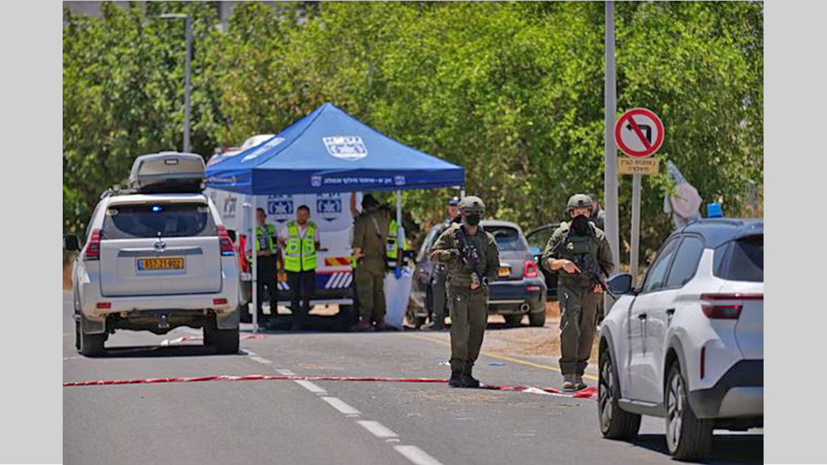 Fuerzas de seguridad israelíes en el lugar del ataque en Israel tras el tiroteo en el centro del país