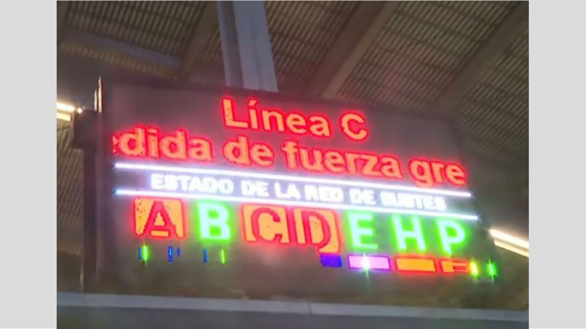 Aglomeración de pasajeros en la estación Constitución durante el paro gremial en la Línea C del subte porteño, con largas filas y demoras en el servicio.