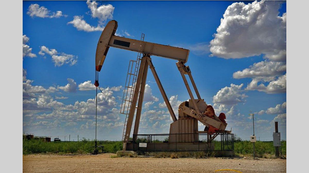 Petroleros cruzan el estrecho de Ormuz mientras el crudo cae por Irán y bajan los temores de desabastecimiento.