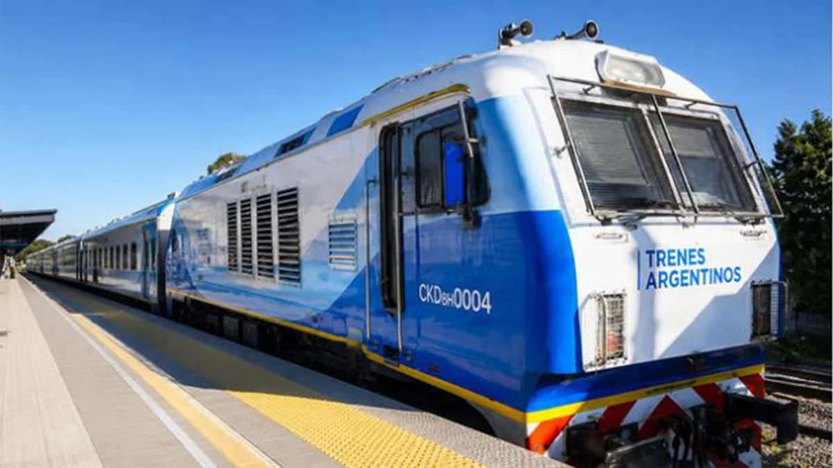 Formación del tren expreso Sarmiento en la estación Once, con el nuevo servicio diferencial que conecta con Moreno.