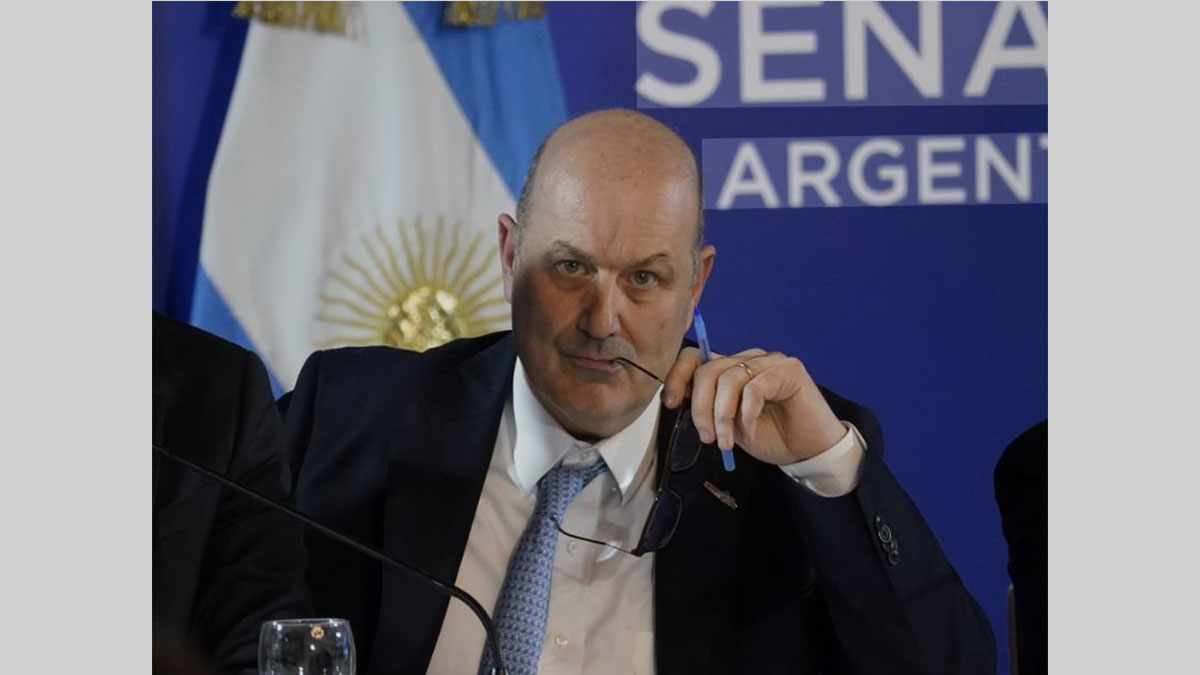 El ministro Federico Sturzenegger responde a Harari en entrevista con Bloomberg Línea sobre inteligencia artificial y la llegada de Tesla a la Argentina