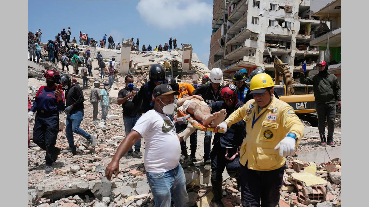 Rescatistas buscan sobrevivientes entre los escombros tras los terremotos en Venezuela que dejaron más de 900 muertos