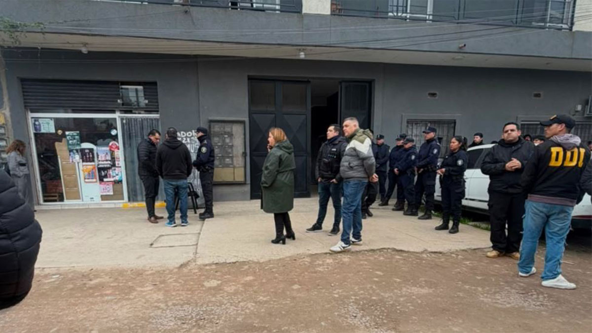 Doble muerte en Escobar: móviles policiales en la calle Urbino 738
