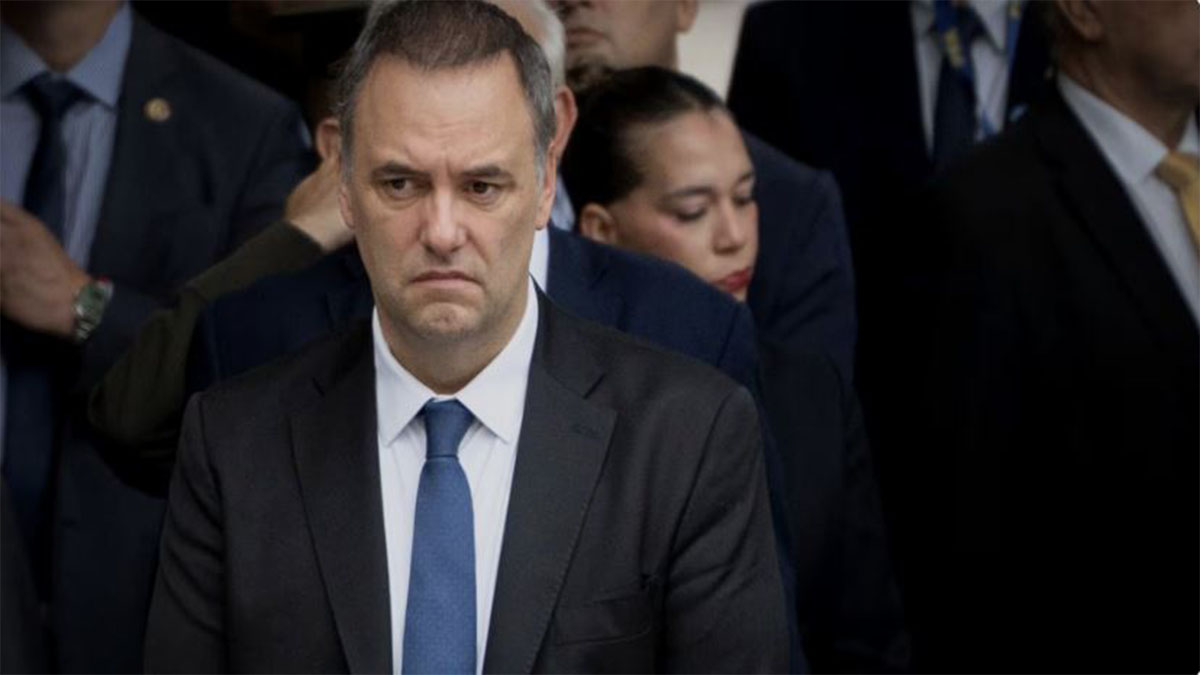 Manuel Adorni durante su etapa como funcionario tras la prohibición de salida del país.