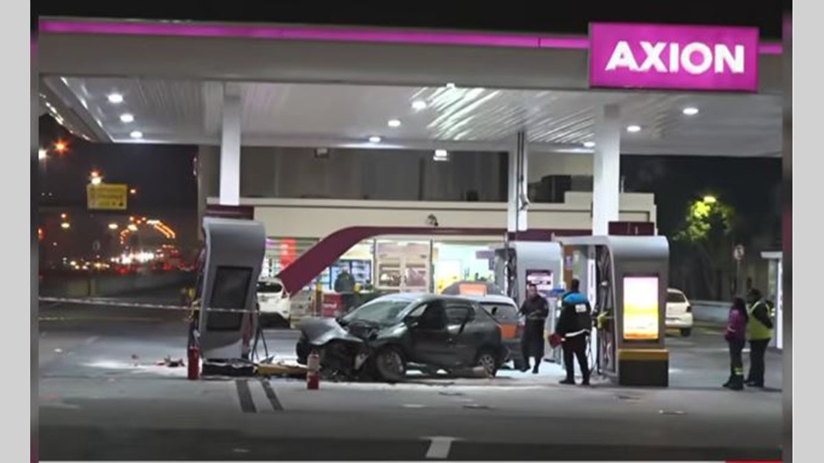 Peugeot chocó un surtidor en estación de servicio de la General Paz
