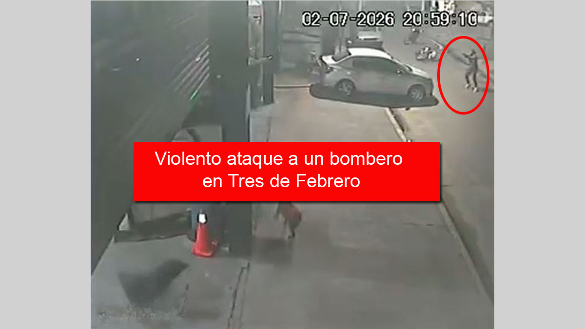 Fotograma del ataque a bombero uniformado en Tres de Febrero: un delincuente apunta con un arma al compañero que salió del destacamento de Loma Hermosa a asistirlo.