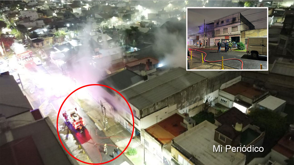 Incendio en Caseros: bomberos trabajan en una fábrica mientras camiones cisterna abastecen de agua al operativo