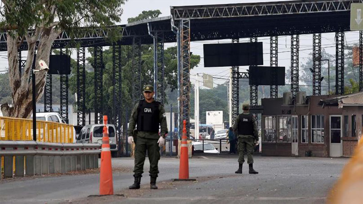 Operativo de control aduanero en la frontera argentina, en el marco de las denuncias por fraude en importaciones y contrabando.