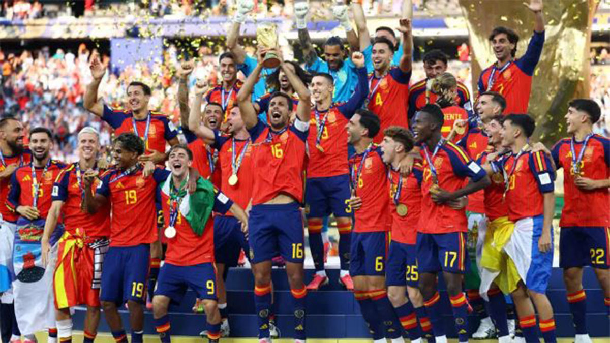 Jugadores de España, campeones del mundo, celebran la victoria ante Argentina.