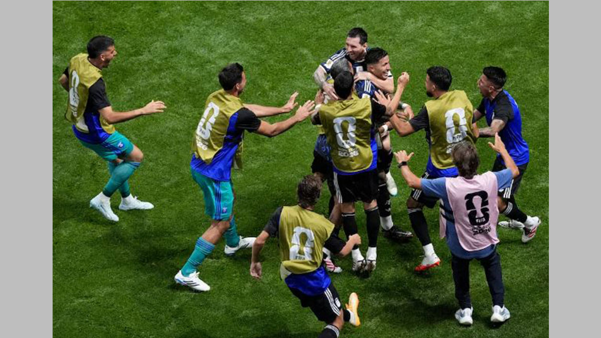 Jugadores de la Selección Argentina celebran eufóricos sobre el césped la clasificación a la final del Mundial tras vencer a Inglaterra.