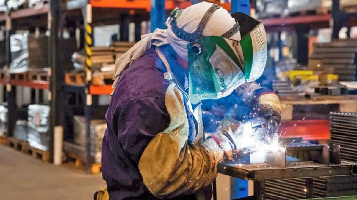 Planta industrial con caños de gas durante la ola de frío en Argentina