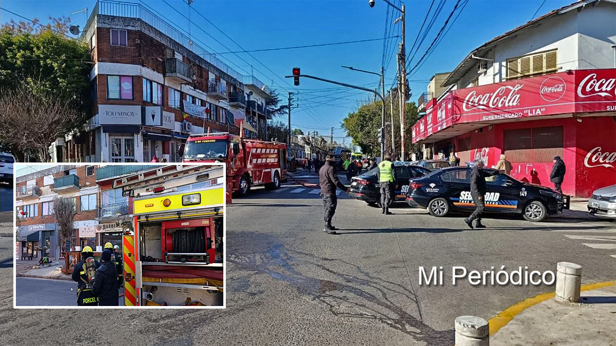 Bomberos de Loma Hermosa y El Palomar combaten el incendio de un departamento en un edificio de Gabino Ezeiza y Florida, en Tres de Febrero.