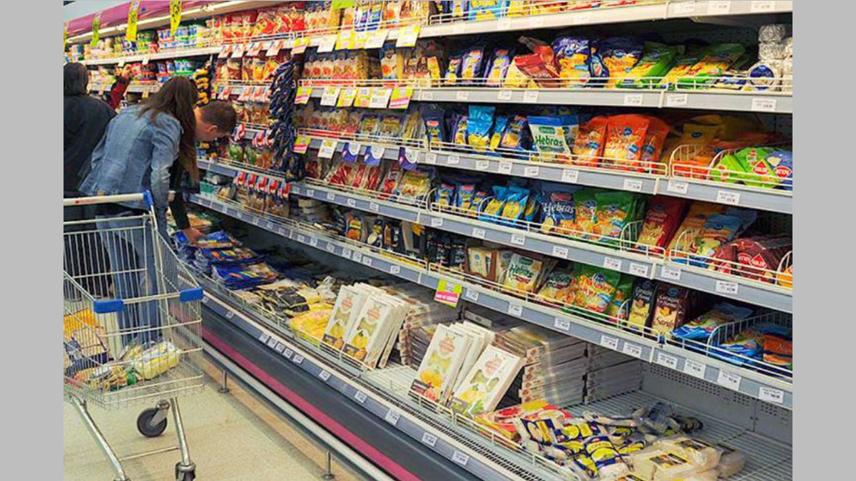 Góndolas de un supermercado con gente haciendo compras, en la inflación de junio 2026 que perforó el 2%.