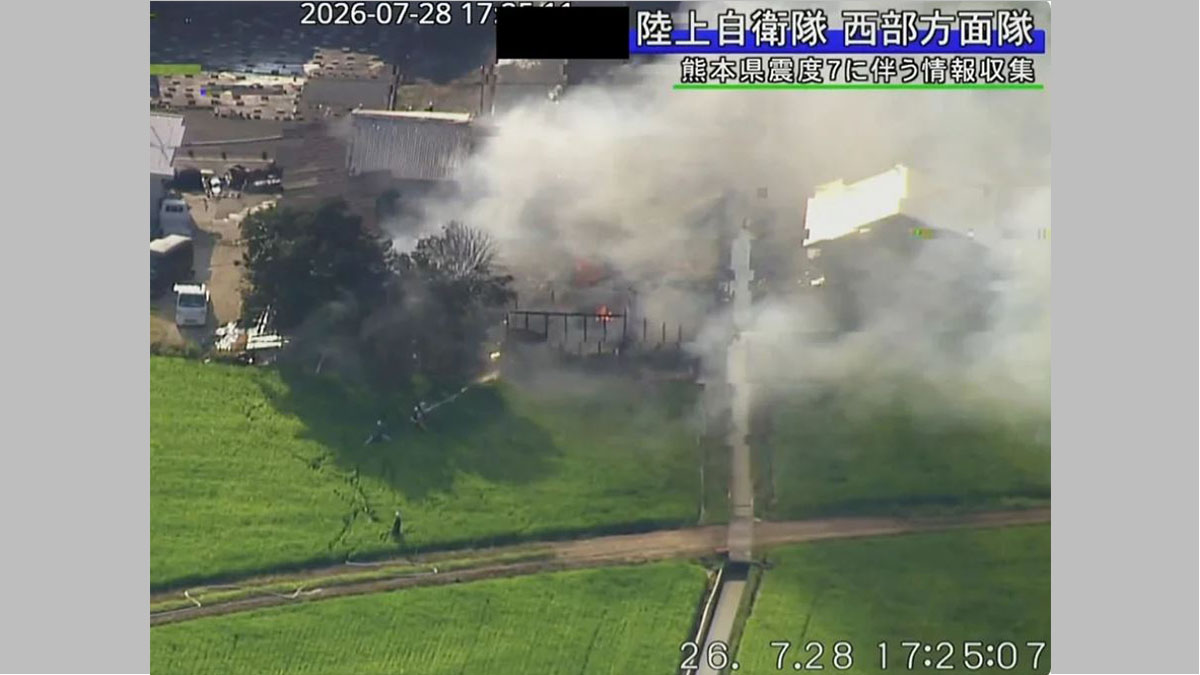 Terremoto en Japón: equipos de rescate trabajan tras el derrumbe de un centro comercial en Kumamoto.