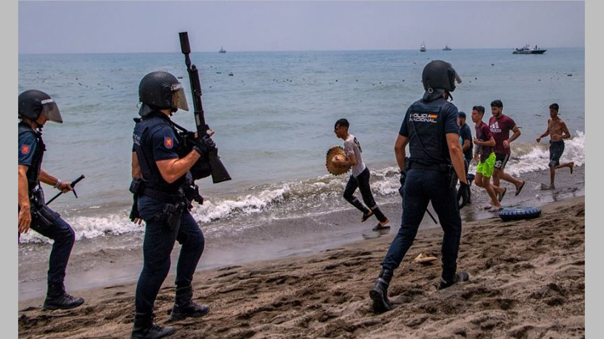 Migrantes en Ceuta durante el ingreso masivo desde Marruecos hacia España
